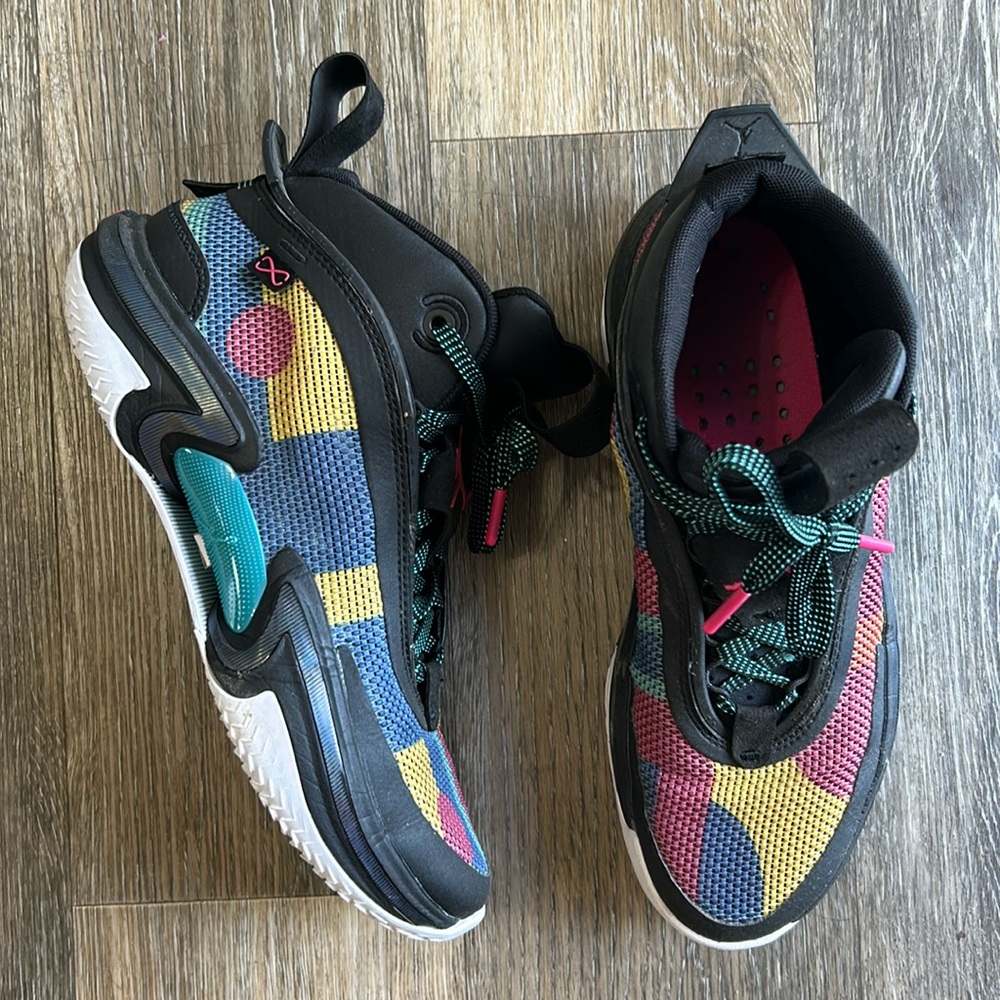 Jordan basketball shoes size 7 Youth